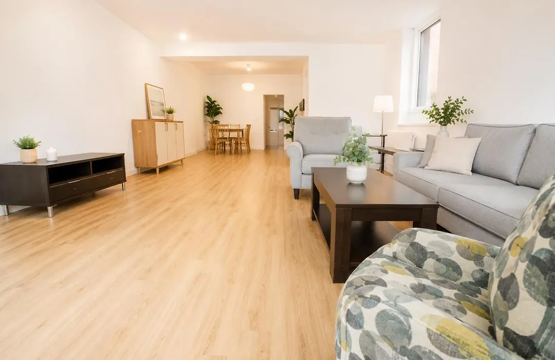 North London Spacious: 7-Bedroom Group Retreat with Gym-1