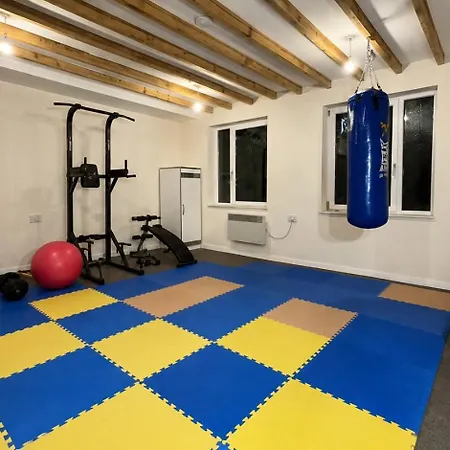 North London Spacious: 7-Bedroom Group Retreat with Gym-2